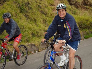 Correa se pasea en bicicleta antes de iniciar trabajos de la Celac