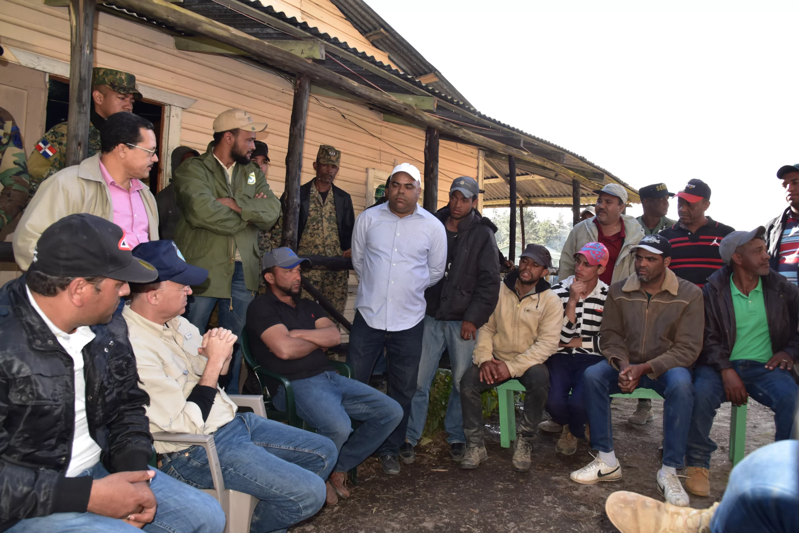 Ministro de Medio Ambiente recorre comunidades en Valle Nuevo