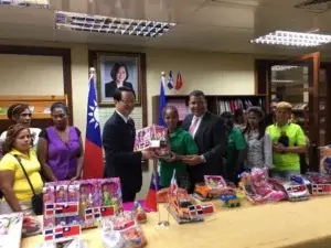 Embajador de Taiwán entrega  juguetes a niños de voluntarios del programa Progresando