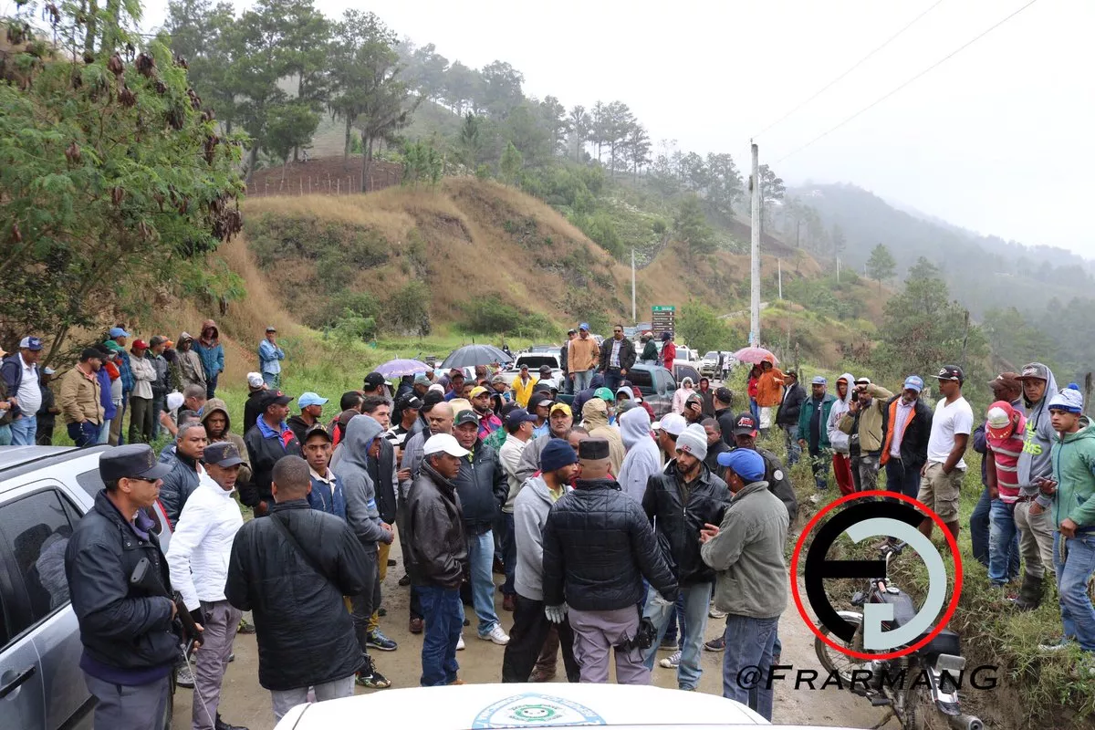 Militares tratan de impedir paso a Valle Nuevo; campesinos protestan