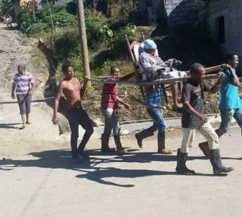 Enfermos son cargados en literas por malas condiciones de caminos vecinales en Altamira