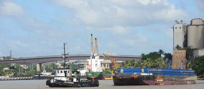 Autoridades retiran dos barcos más del río Ozama