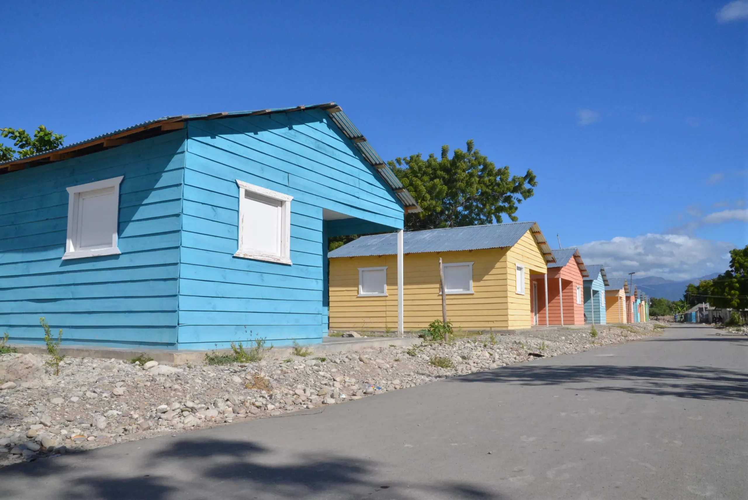 Gobierno entrega 30 viviendas de madera y zinc a damnificados de Azua