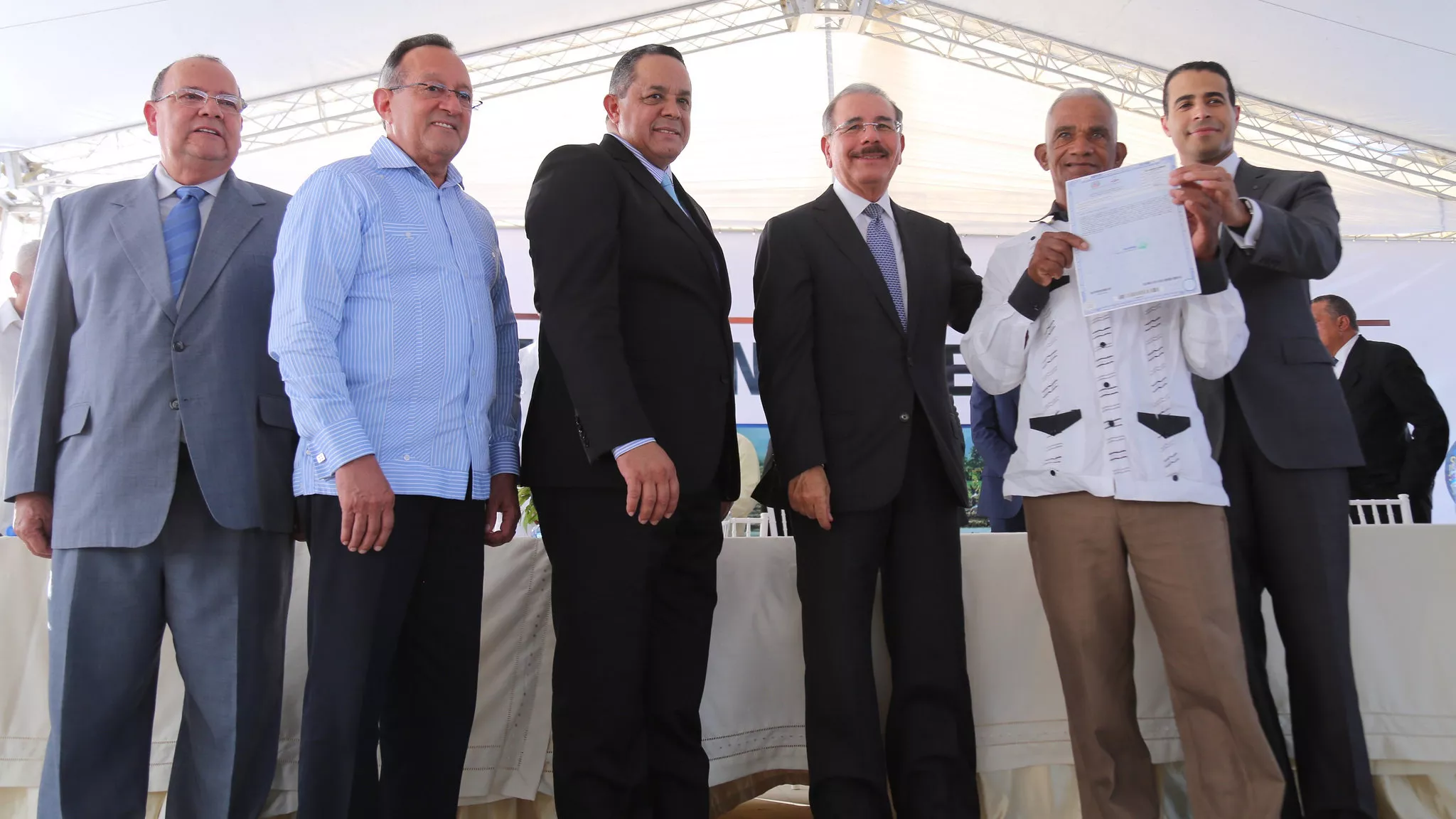 Danilo Medina entrega títulos definitivos de propiedad a 504 familias de San Cristóbal