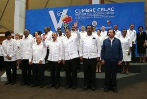 Castro, el gran ausente de la foto oficial de Cumbre, y Evo cambia chaqueta