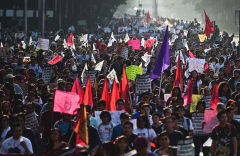 Miles marchan en la capital mexicana contra alza a gasolinas y Peña Nieto