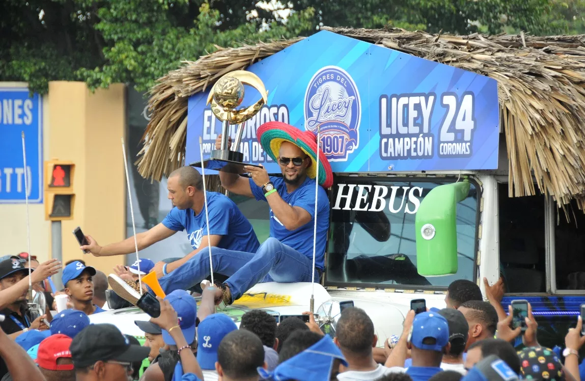 Miles de personas celebran en caravana el triunfo de Tigres del Licey