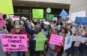 Manifestantes piden a alcalde de Miami-Dade retirar su apoyo a orden de Trump