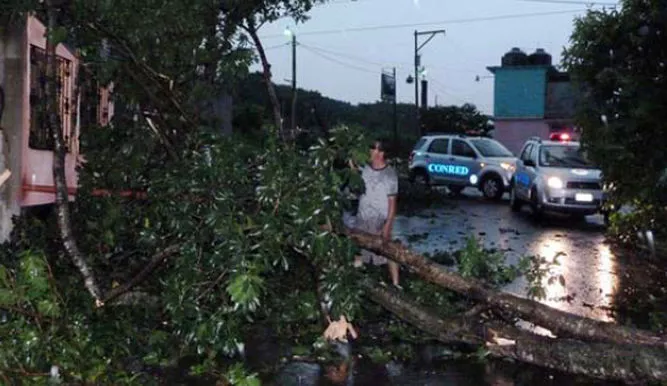 Fuertes vientos provocan daños materiales en varios puntos de Guatemala