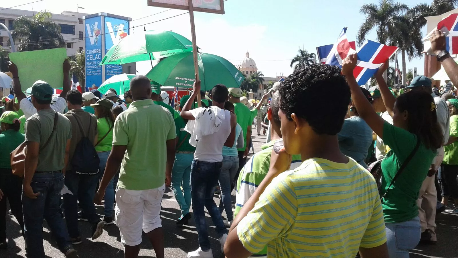 Participantes en marcha contra la impunidad se congregan frente al Palacio