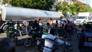 Decena motoconchitas protestan frente Palacio de la Policía porque le retienen motos «sin razón»