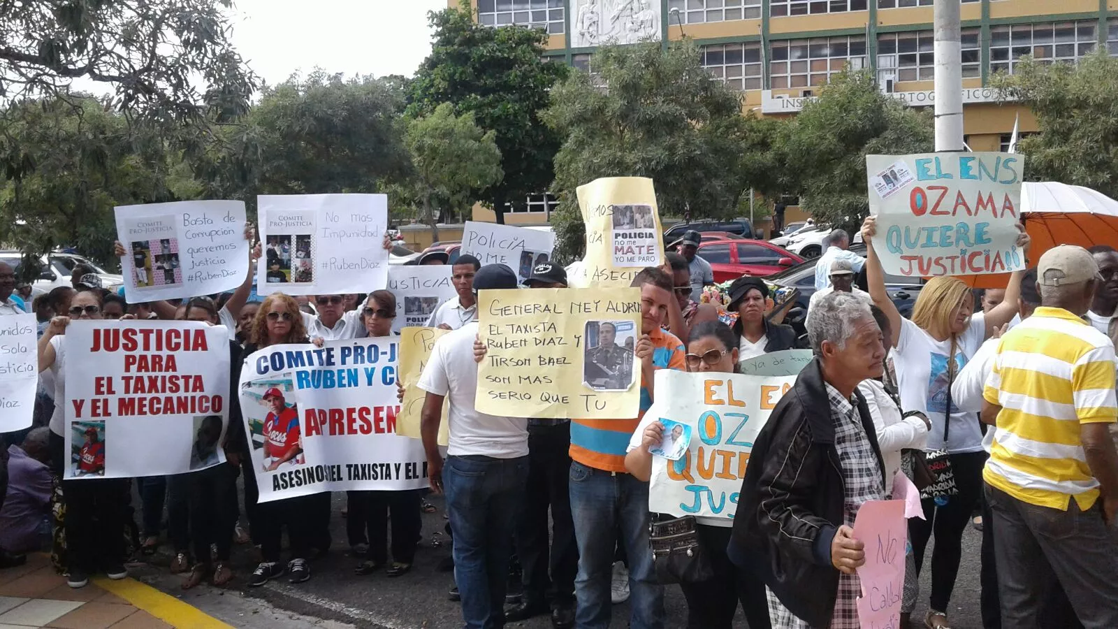 Familiares del taxista y mecánico ultimados en Baní protestan frente a la Procuraduría