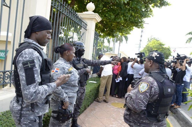 Fuerte contingente militar en alrededores Palacio Nacional por visita de Percival Peña