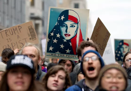 Los anti-Trump se movilizan en Washington con gorros con orejas de gato