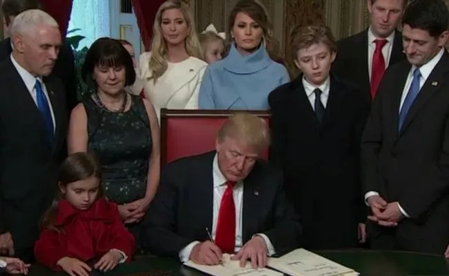 Trump firma sus primeros decretos presidenciales