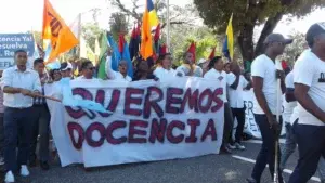 Organizaciones estudiantiles UASD realizan caminata para exigir profesores levanten paro