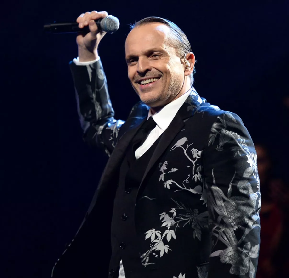 Miguel Bosé trae su gira ‘Estaré’ con un estilo muy personal