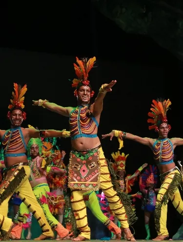 Sambil con desfile de comparsas dominicanas