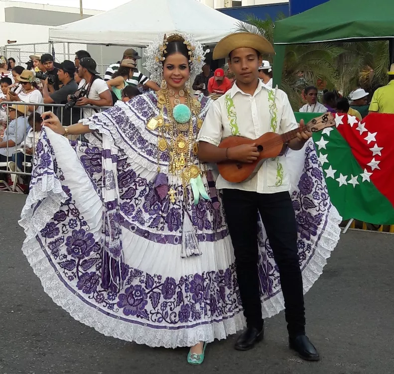 Festival de las mil polleras, un desfile colorido