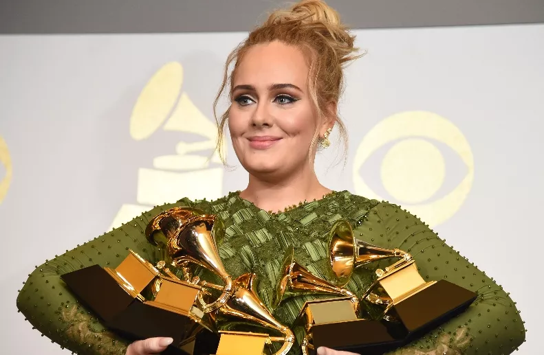 Adele triunfa en premios Grammy, se lleva cinco