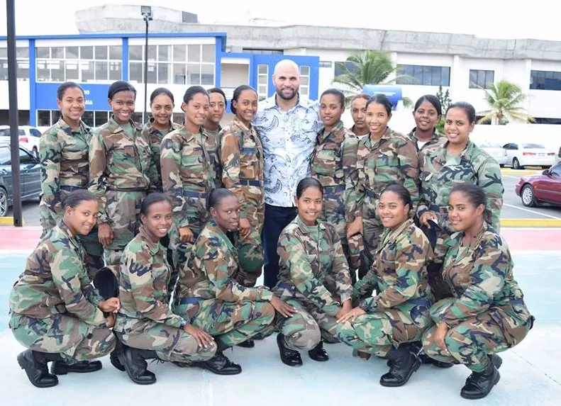 Albert Pujols recorre sede Cuerpo Especializado en Seguridad Aeroportuaria