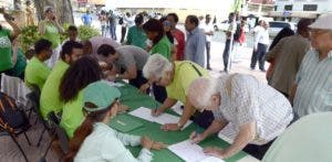 Entregarán este miércoles primer corte de firmas Libro Verde al presidente Medina