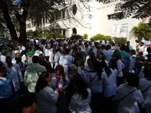 Video: Médicos inician marcha hacia el Palacio Nacional