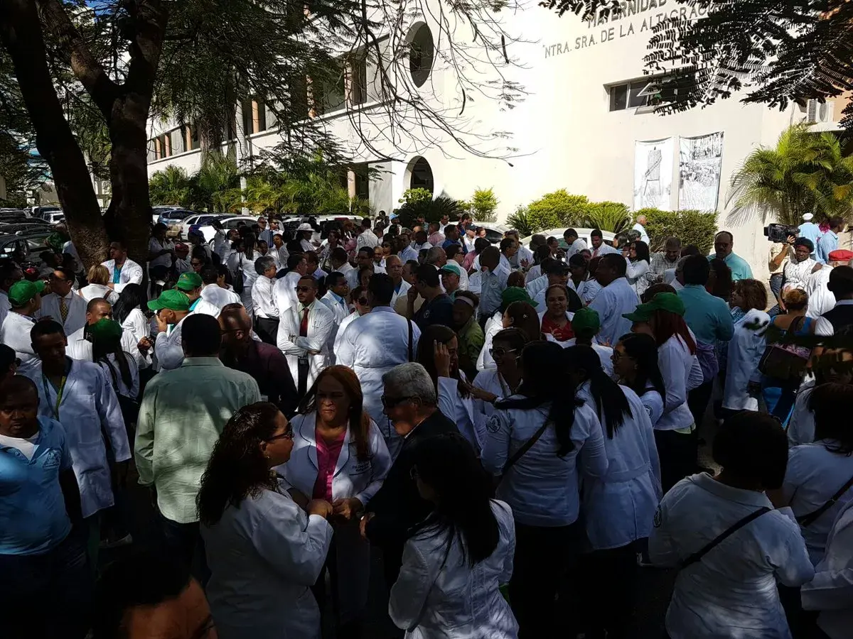 Video: Médicos inician marcha hacia el Palacio Nacional