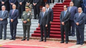 Danilo Medina rinde tributo a la Bandera Nacional