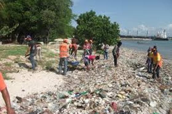 Brigadas de Obras Públicas hacen operativo de limpieza playas en Barahona