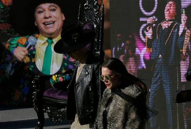 Juan Gabriel revive en forma de holograma en su homenaje