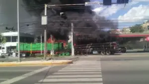 Al menos 3 heridos al chocar 2 patanas y provocar incendio estación de combustible