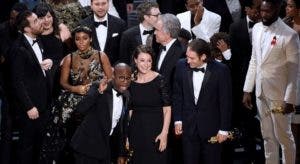 «Moonlight», y no «La La Land», se alza como mejor película