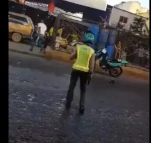 Video: Enfrentamiento entre chofer y agentes de AMET deja un herido en la Duarte