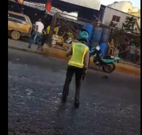 Video: Enfrentamiento entre chofer y agentes de AMET deja un herido en la Duarte