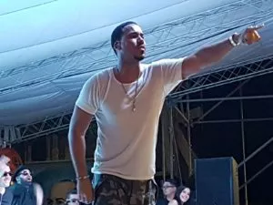 Video: Romeo Santos sorprende residentes en Baní con concierto