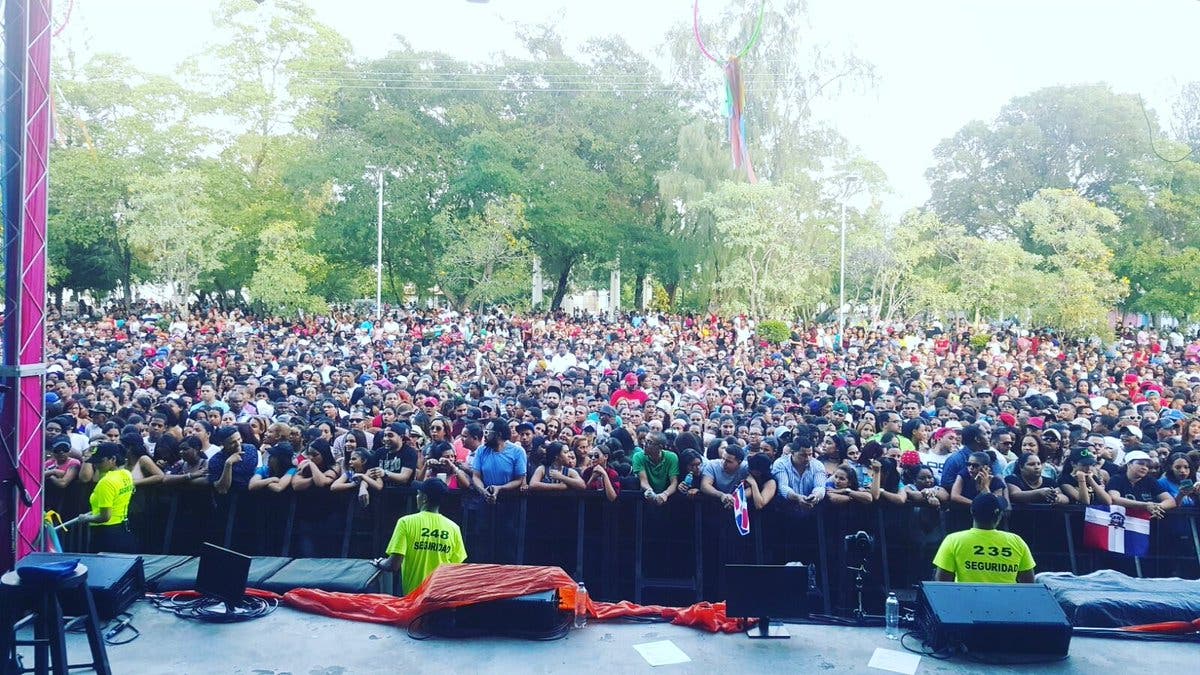 Romeo Santos se «roba el show» en Desfile Militar en El Malecón