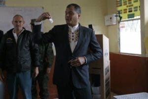 Rafael Correa llama a aceptar resultados de elecciones en Ecuador