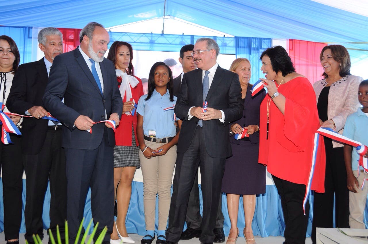 Presidente Danilo Medina entrega un centro educativo en El Tamarindo
