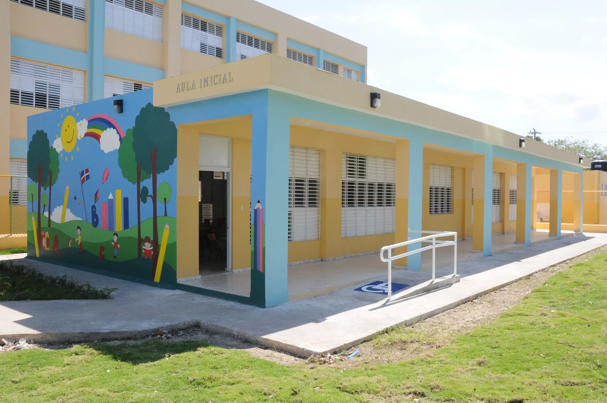 Presidente Danilo  Medina entrega un centro educativo en San Cristóbal