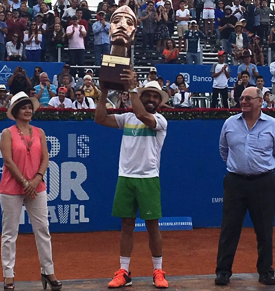 Dominicano Víctor Estrella se corona por tercera vez campeón del ATP Ecuador