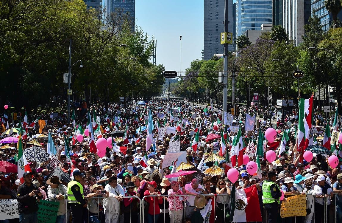 Miles de mexicanos marchan por la unidad nacional ante ataques de Trump
