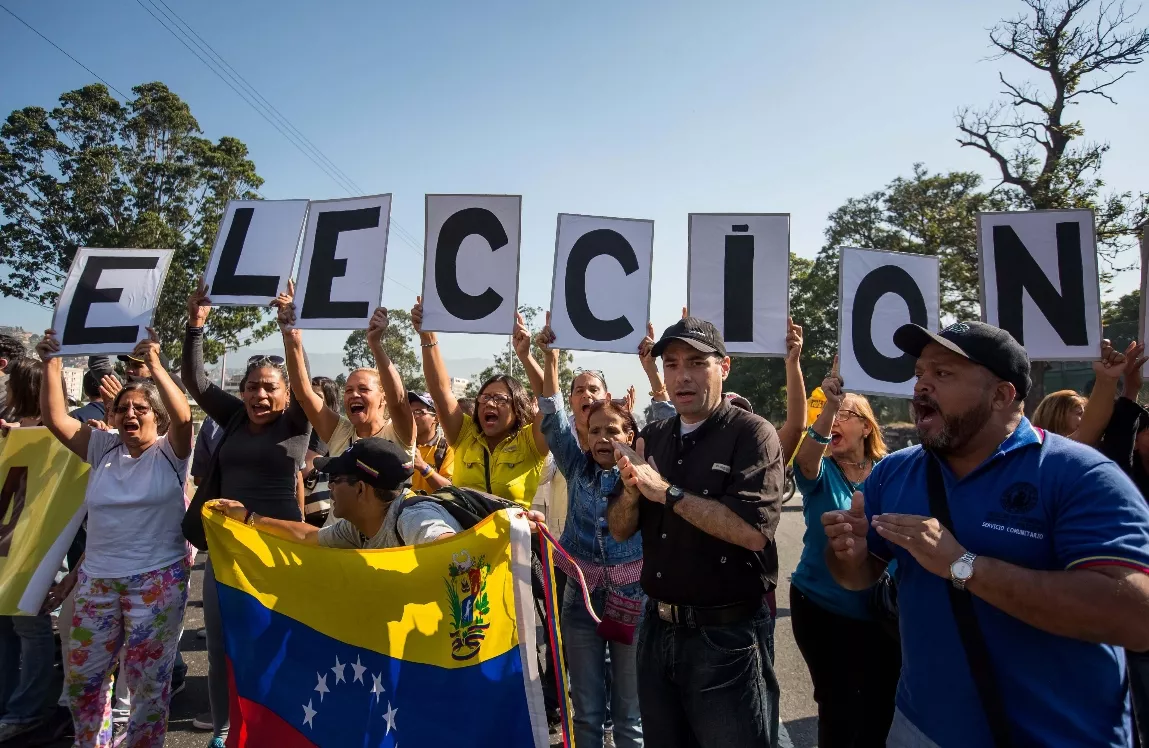 Diputados venezolanos realizan protesta “sorpresa” en autopista de Caracas