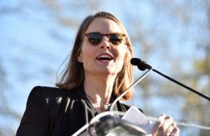 Jodie Foster y Michael J. Fox protestan contra política migratoria de Trump