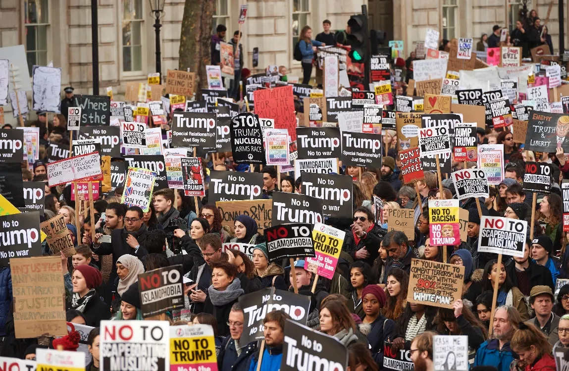 Miles de personas se manifiestan en Londres contra Trump