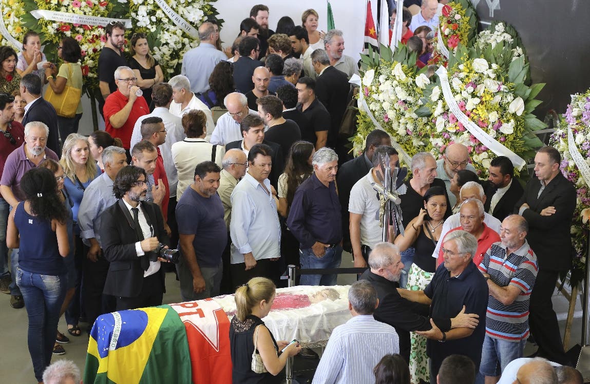 Decenas de políticos de izquierda y admiradores despiden a la esposa de Lula