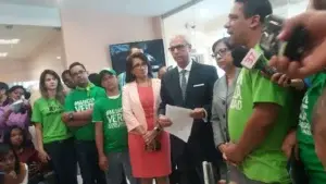 Comisión encabezada por el Consultor Jurídico del Poder Ejecutivo recibe firmas libro verde