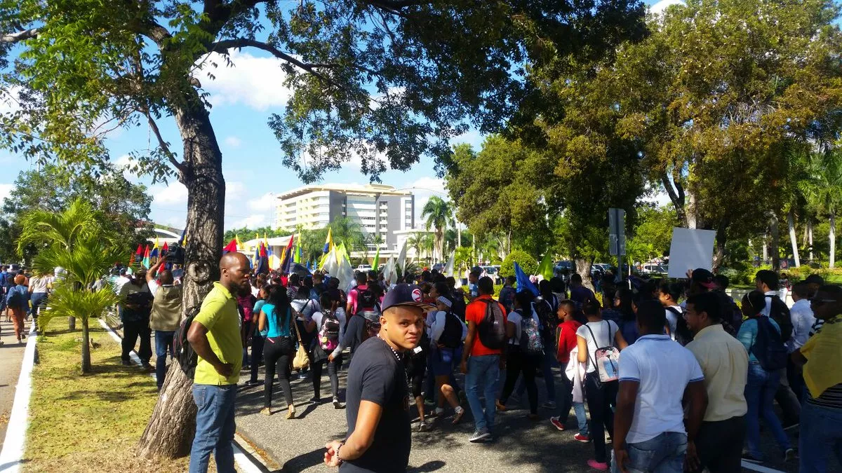 Video: Estudiantes de la UASD inician marcha en reclamo de docencia