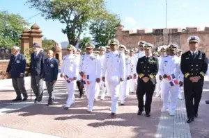 Armada deposita ofrenda floral con motivo al mes de la patria