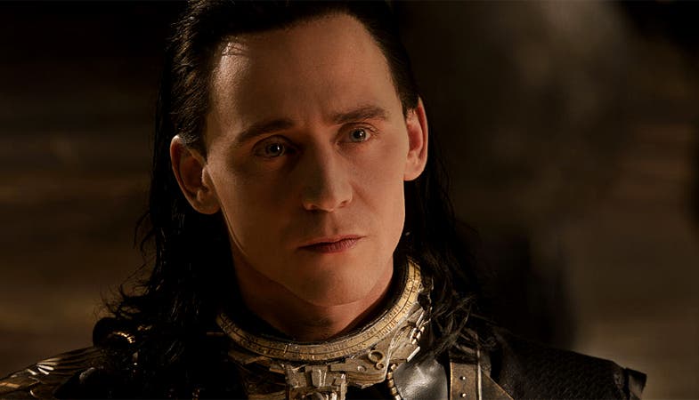 El actor Tom Hiddleston niega que le hayan ofrecido ser el nuevo James Bond